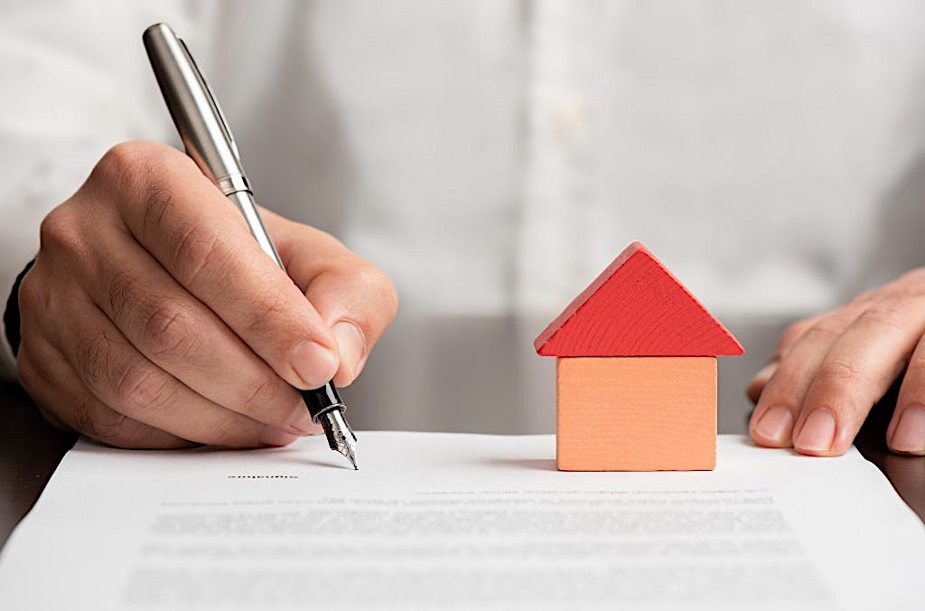 Man signing the paper with fountain pen